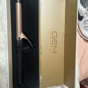 GEM Curling Iron in Black and Gold